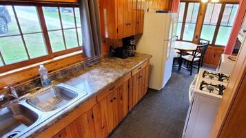 Fridge, oven, stovetop, coffee/tea maker