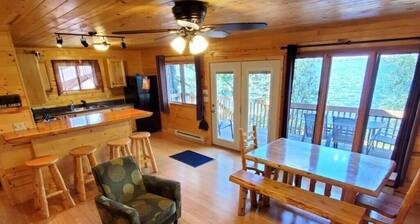 Lakeside 2 Bedroom Wolf's Den Cabin on Kab