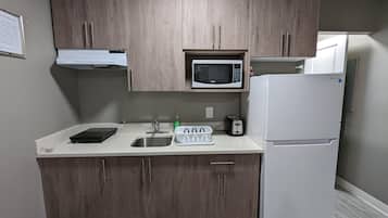 Full-size fridge, microwave, stovetop, electric kettle