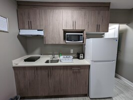 Geladeira grande, micro-ondas, cooktop, chaleira elétrica