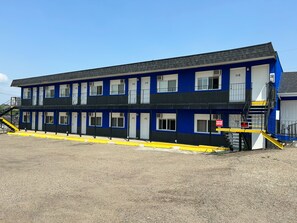 Exterior - Riverside Motel & Suites (Medicine Hat)