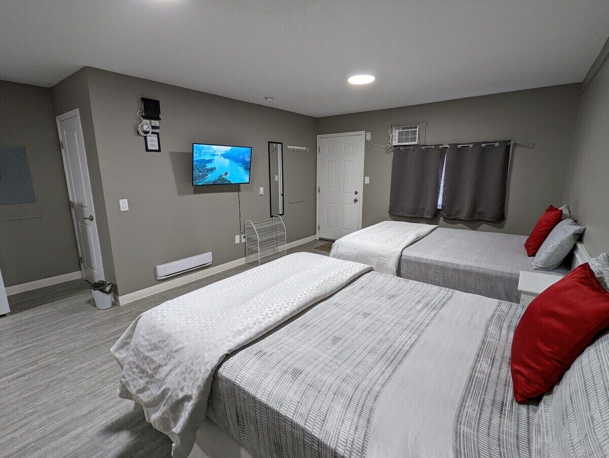 Deluxe Double Room | Laptop workspace, blackout drapes, iron/ironing board, WiFi (free)