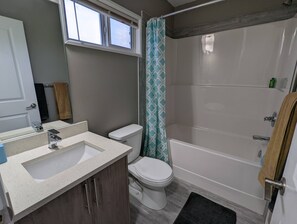 Habitació doble estàndard | Bany | Combinació de dutxa i banyera, assecador de cabells, tovalloles i sabó 