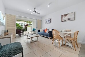 Smart TV - 2 Bedroom Ground Floor Pool Access Apartment 5113/4 (Palm Cove)