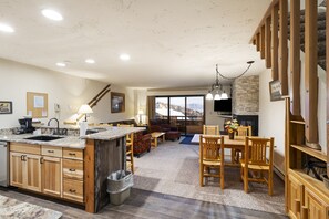 Interior - Spacious Condo with Mountain Views - 2 min from ski lifts! (Whitefish)