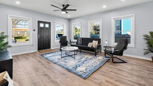 Unclassified image, 4 of 38, button - Inviting 4BR 2 5BA Downtown Home With Ample Space (San Antonio)