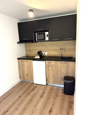 Geladeira, micro-ondas, cooktop, lava-louças