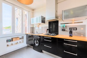 Fridge, microwave, oven, stovetop - Charming one bedroom in Tourcoing (Tourcoing)