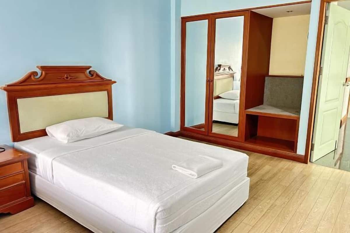 Soundproofing, free WiFi, bed sheets