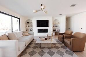 Smart TV, chimenea y libros 