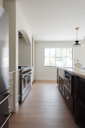 Kylskåp, mikrovågsugn, ugn och spishäll