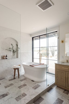 Hair dryer, towels, soap, shampoo - Luxury at Casa Blanca - Private Heated Pool, Grill, Firepit & Breathtaking Views (Tucson)