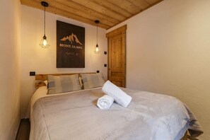 2 bedrooms, travel cot, free WiFi, bed sheets