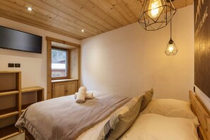 2 bedrooms, travel crib, free WiFi, bed sheets