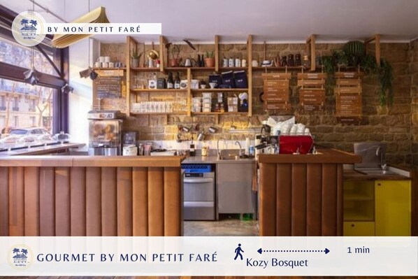 Een koelkast, een magnetron, een koffiezetapparaat/waterkoker