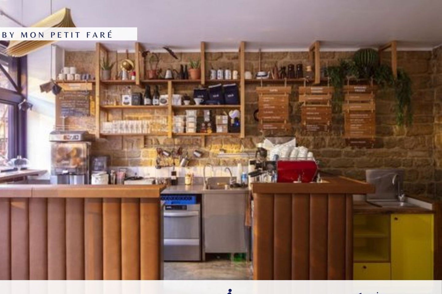 Un café acogedor con mobiliario de madera y estanterías llenas de diversos objetos.
