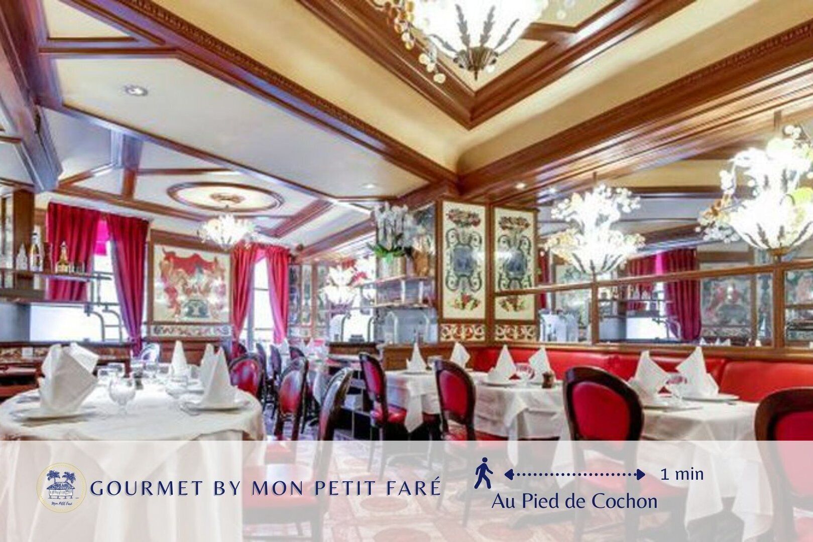 Interior de restaurante con asientos tapizados en rojo, manteles blancos y candelabros.