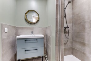 Shower, hair dryer, towels - Retro Color - Renovated near Eiffel Tower (Paris)