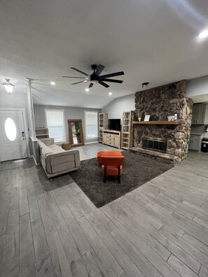 Living area - Modern style home! By hobby airport and Nasa. Full kitchen and strong WIFI . (Houston)