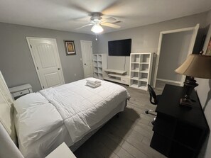 4 bedrooms, iron/ironing board, WiFi, bed sheets - Modern style home! By hobby airport and Nasa. Full kitchen and strong WIFI . (Houston)