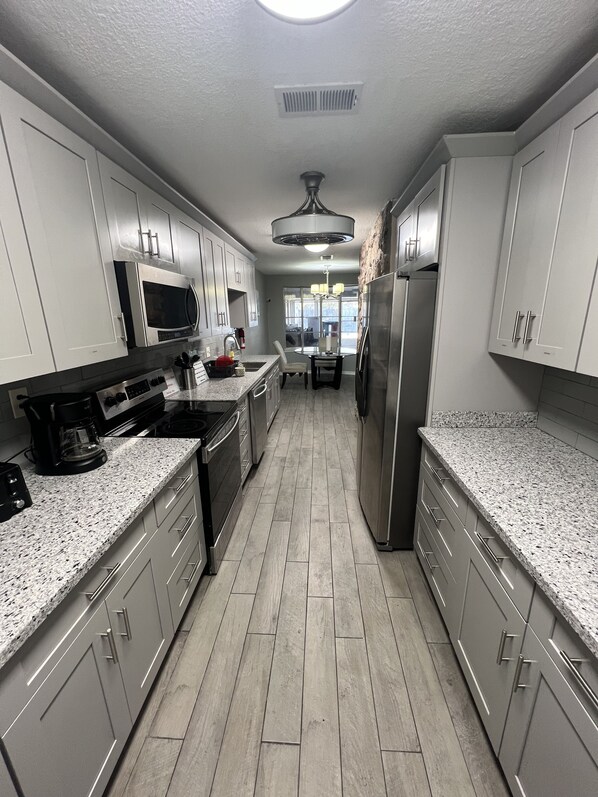 Cookware/dishes/utensils - Modern style home! By hobby airport and Nasa. Full kitchen and strong WIFI . (Houston)