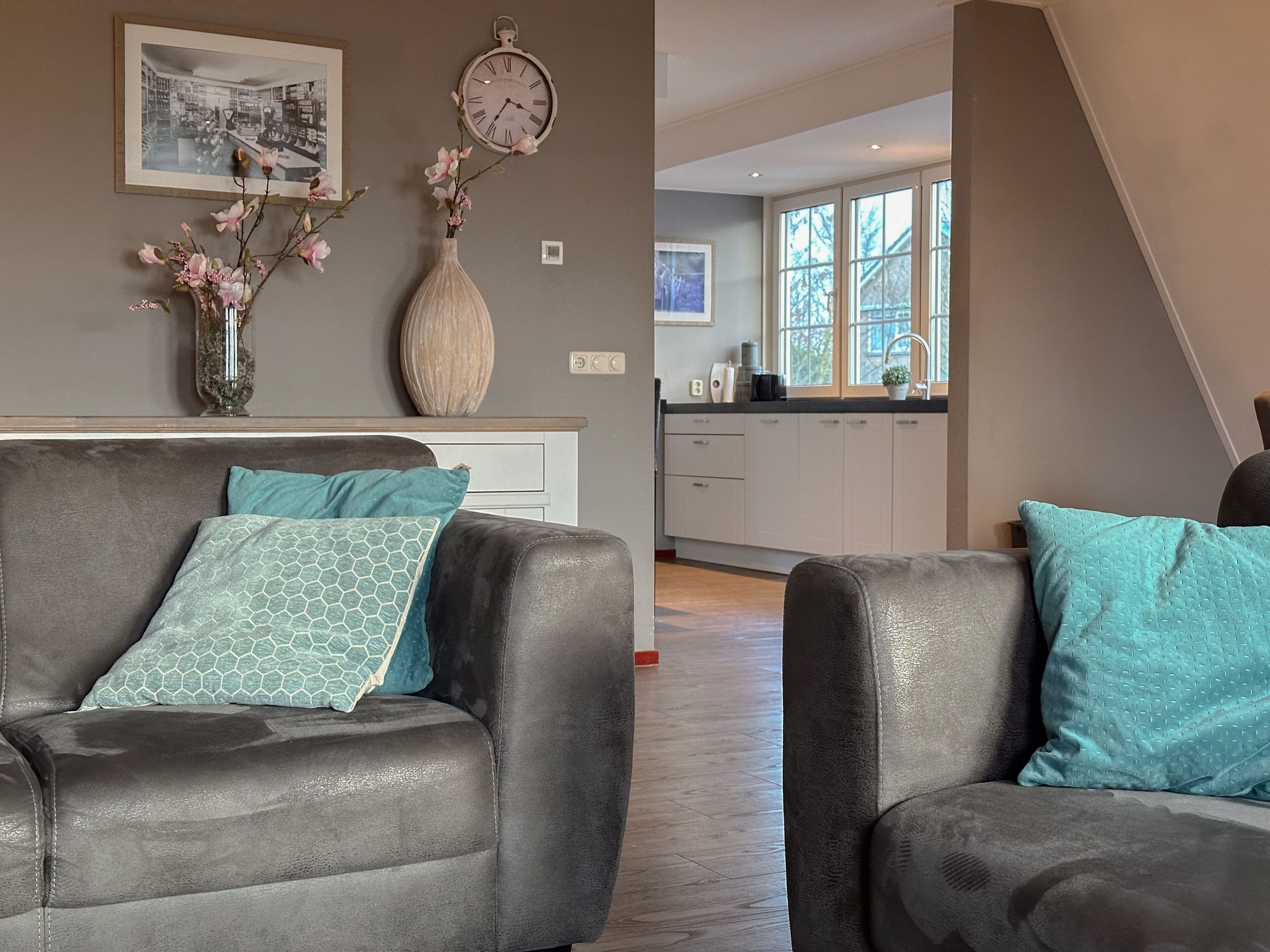 Een televisie en tafelvoetbal