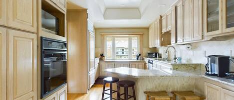 Kjøleskap, mikrobølgeovn, ovn og oppvaskmaskin