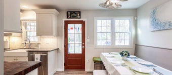 Ahoy! Game Room, Screened Porch, Yard Mins to DTA