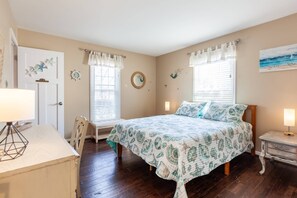 3 soverom, skrivebord, strykejern/-brett og reiseseng for barn