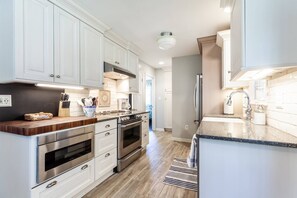 Fridge, microwave, oven, stovetop - Ahoy! Game Room, Screened Porch, Yard Mins to DTA (Annapolis)