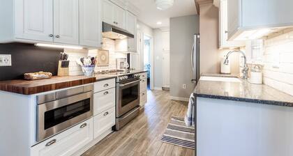 Ahoy! Game Room, Screened Porch, Yard Mins to DTA