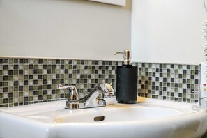 Bruser, hårtørrer, håndklæder, Sæbe