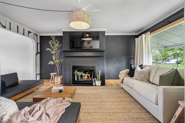 Fernseher, Kamin, Arbeitsbereiche