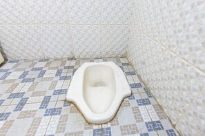 Economy-Doppelzimmer | Badezimmer | Dusche, Handtücher
