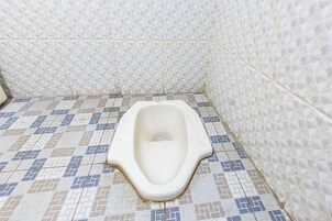 Habitación económica doble | Baño | Ducha y toallas