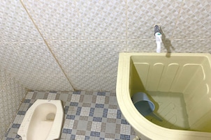Habitación económica doble | Baño | Ducha y toallas