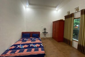 Økonomi-dobbeltrom | Skrivebord og sengetøy