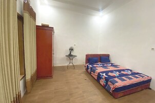 经济双人房 | 办公桌、床单