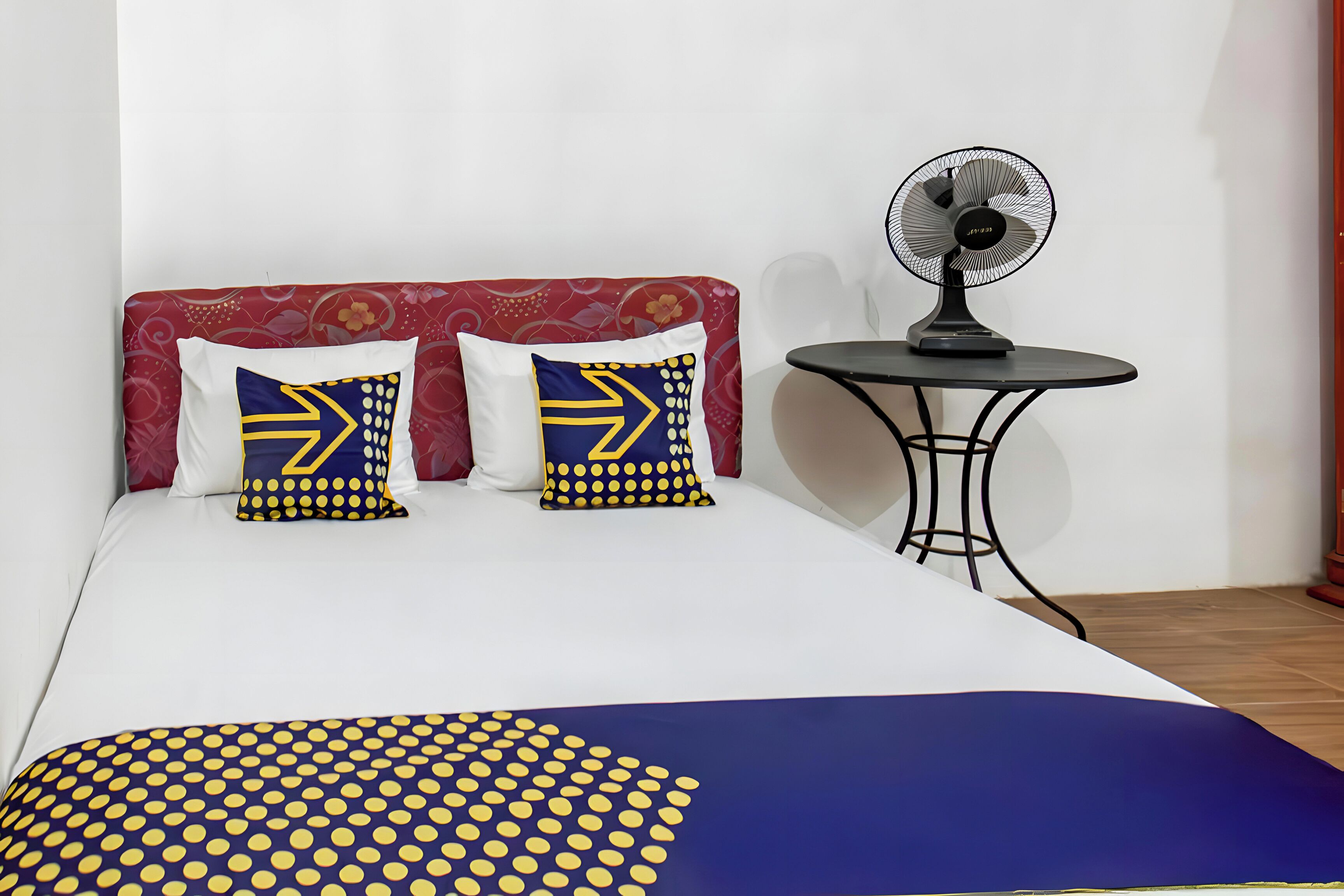 Economy Double Room | Desk, bed sheets