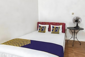 Escritorio y ropa de cama 