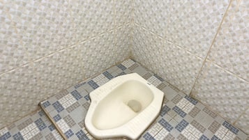 Quarto casal econômico | Banheiro | Chuveiro, toalhas de banho