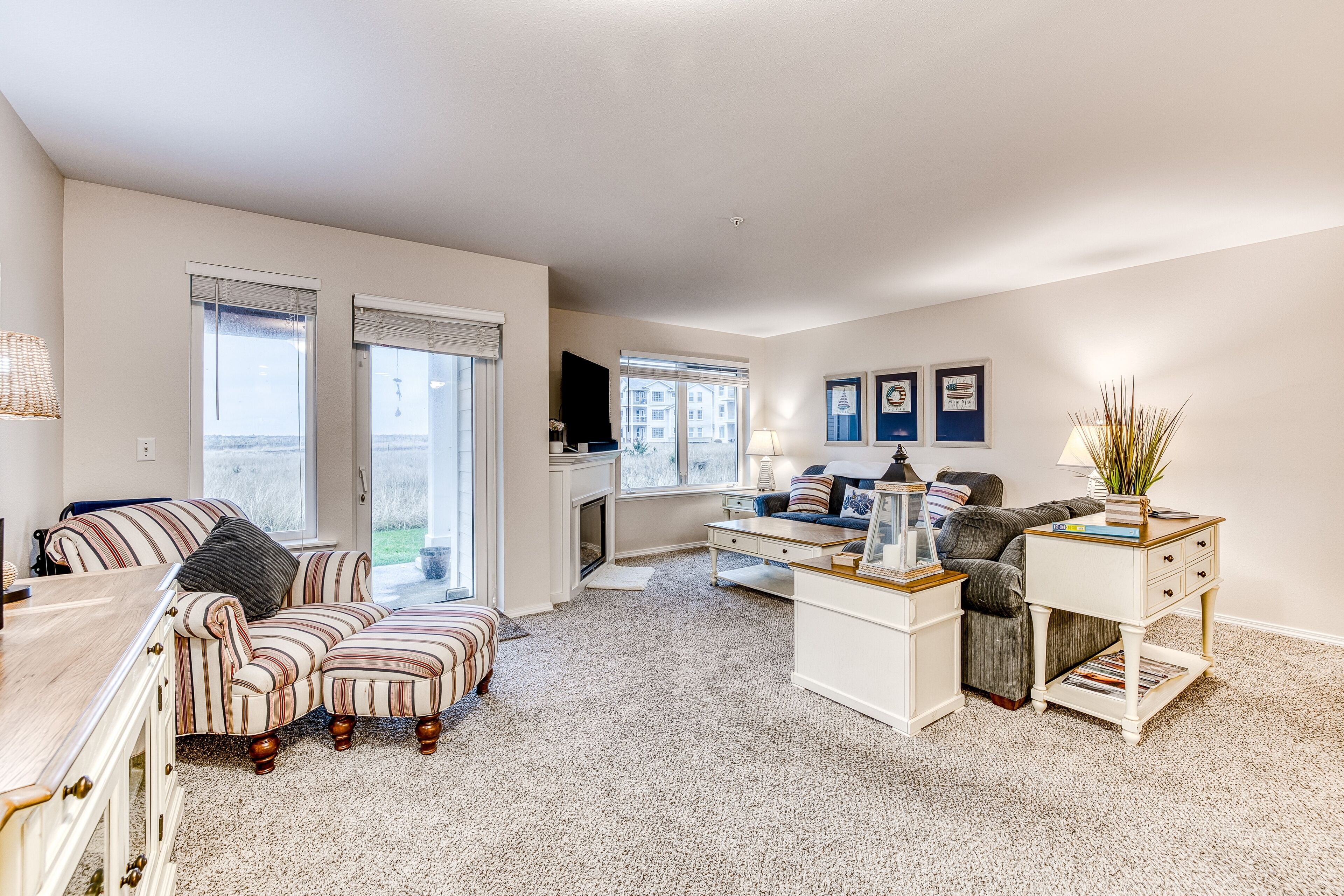 Ideally located condo with pool, hot tub, grill, & beach gear - dog-friendly