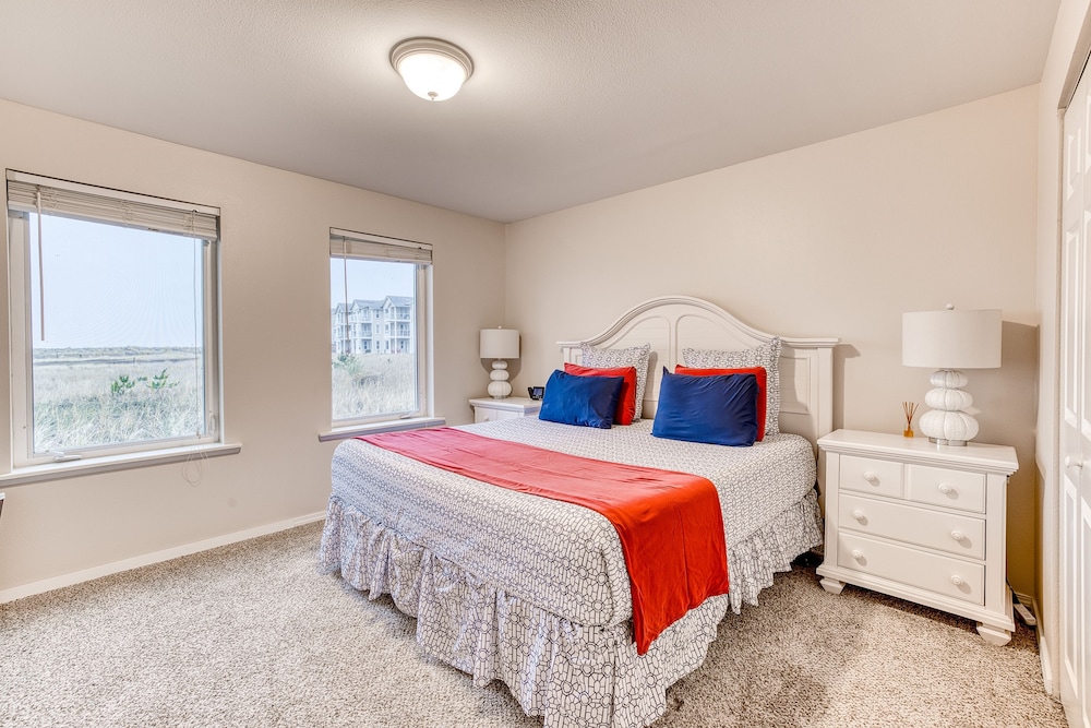 Ideally located condo with pool, hot tub, grill, & beach gear dog