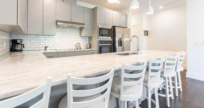 6 Beds + Safe & Quiet! 6 to Airport & 15 to Downtown!