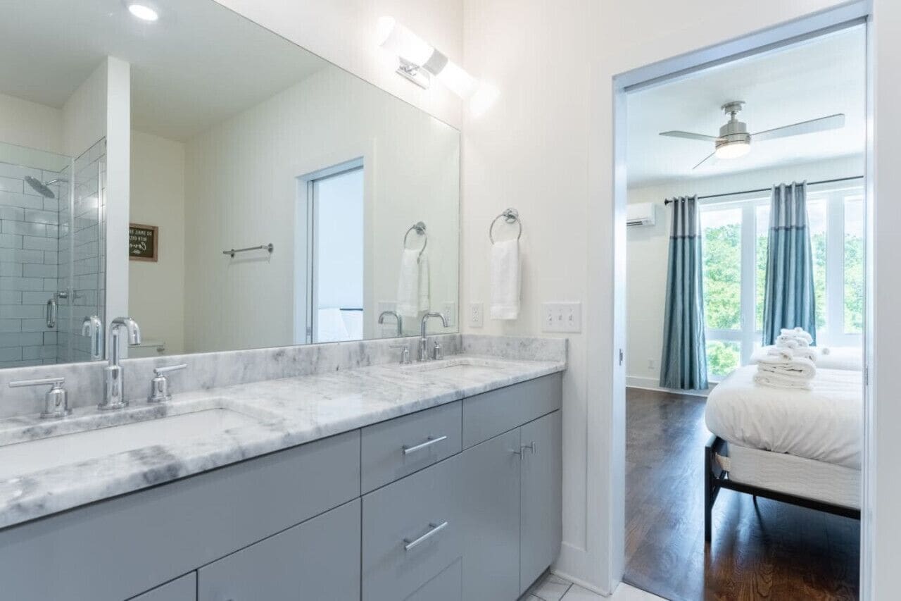 Een haardroger, handdoeken