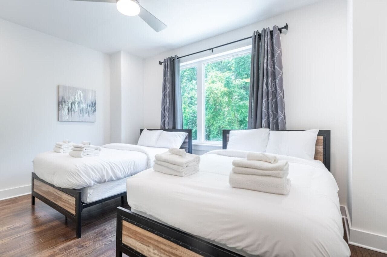 4 slaapkamers, een bureau, een strijkplank/strijkijzer, gratis wifi