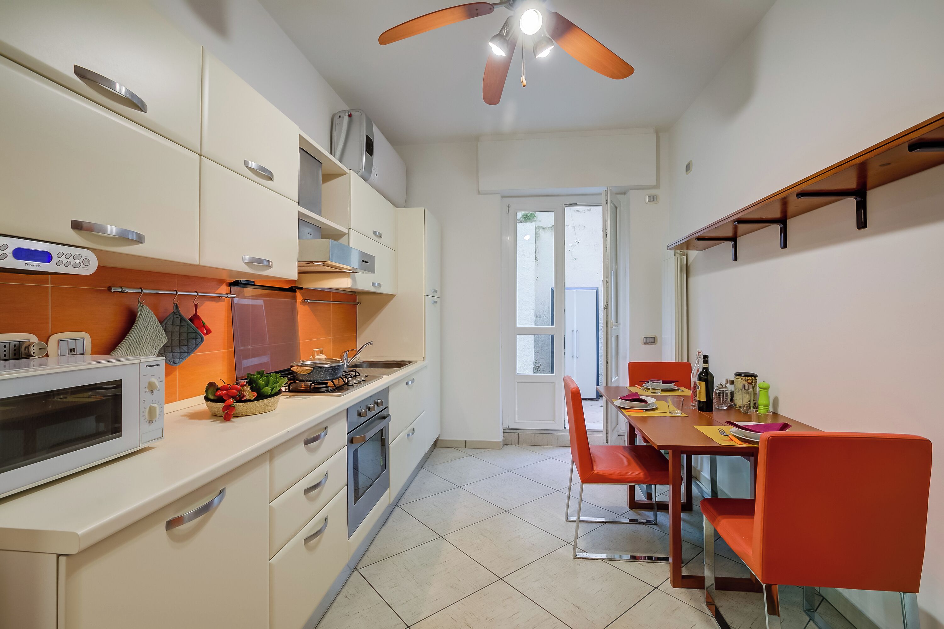 Familienapartment, Mehrere Schlafzimmer (Verbena Apartment 500m from the sea) | Eigene Küche | Kühlschrank, Herdplatte, Wasserkocher mit Kaffee-/Teezubehör