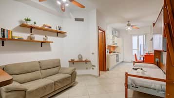 Apartamento família, 1 quarto, terraço (Verbena Apartment 500m from the sea) | Área de estar | TV de tela plana