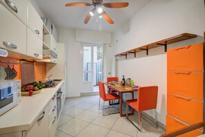 Kühlschrank, Herdplatte, Wasserkocher mit Kaffee-/Teezubehör