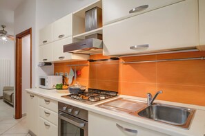 Kühlschrank, Herdplatte, Wasserkocher mit Kaffee-/Teezubehör